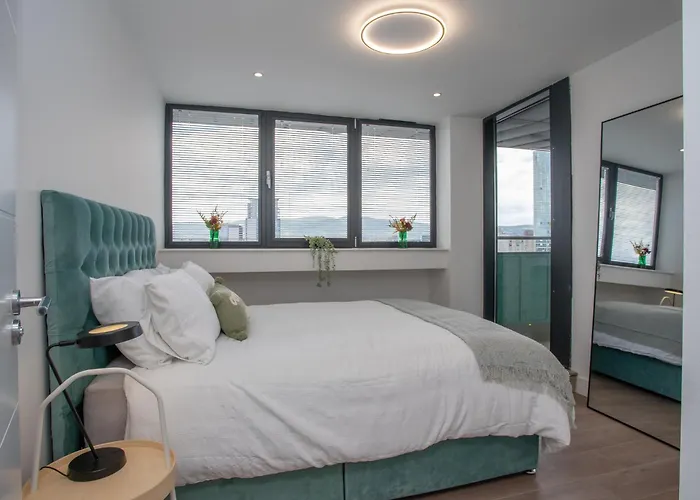 3 Bdr City Centre Penthouse By Belfast City Breaks